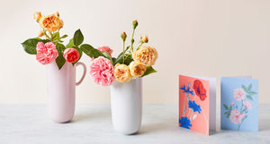 Designová přání s motivem ilustrovaných květin se skvěle hodí k postavení vedle váz s živými květinami