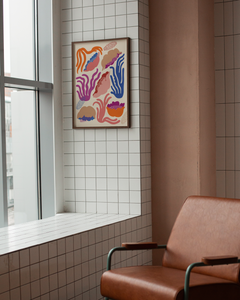 Poster sasanky v rámu aranžovaný u okna retro pokoje