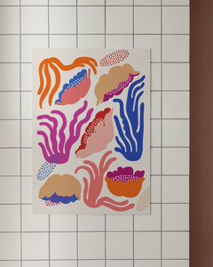 Print se sasankami a korály přichycený na zdi